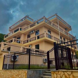 Khidikari Hotel,位于安布罗劳里的酒店