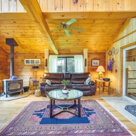 Pet-Friendly Jamestown Cabin w/ Fire Pit and Deck!，位于詹姆斯敦的酒店