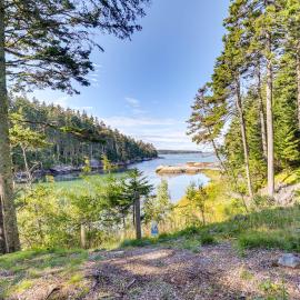 Waterfront Deer Isle Retreat w/ Fire Pit!，位于Deer Isle的酒店