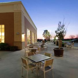 Embassy Suites Northwest Arkansas - Hotel, Spa & Convention Center，位于罗杰斯的酒店