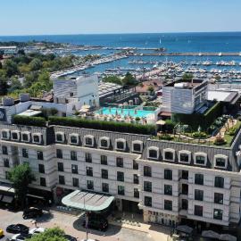 Wyndham Grand Istanbul Kalamış Marina Hotel，位于伊斯坦布尔的酒店