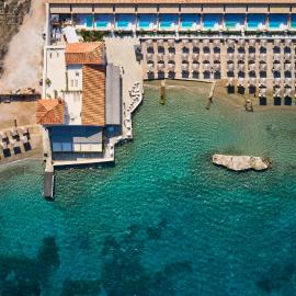 Mandraki Beach Resort，位于Mandraki的酒店