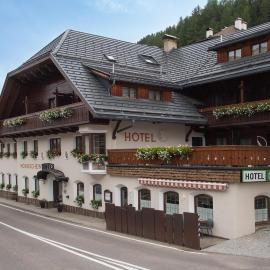 Hotel Mondschein，位于塞斯托的酒店