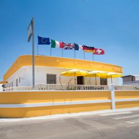 Albergo Europa，位于玛丽娜迪曼卡维萨的酒店