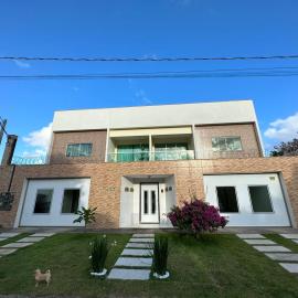 Aptos Luxo completo 2 e 3 quartos em Guriri 300 mts da praia Wi-fi grátis，位于古里里的酒店