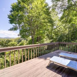 Dog-Friendly Blowing Rock Chalet w/ Stunning Views，位于布洛英罗克山的酒店