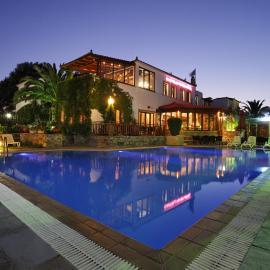 Castello Rosso Hotel，位于尼亚斯蒂拉的酒店