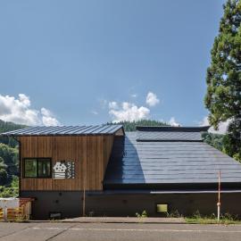 無料温泉券付き 最大12名 バーベキュー可能な一棟貸切宿 奥阿賀七名庵らくら キッチン洗濯機完備，位于Aga的酒店
