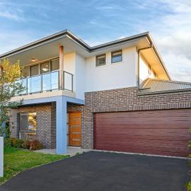 The Pond sweet 4 br home by Coles with garage&WiFi，位于Schofields的酒店