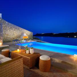 Luxurious Villa Ostria，位于埃利亚海滩的酒店