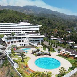 Surya Hotel & Cottages Prigen，位于特里特斯的酒店