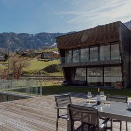 Stunning and Modern House On The Lake，位于Quarten的酒店