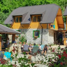 Rafting Camp Encijan，位于福查的酒店