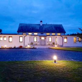Dillon School House - Luxury in the countryside，位于罗斯康芒的酒店