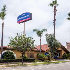 Howard Johnson by Wyndham National City/San Diego South，位于纳欣诺市的酒店
