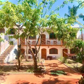 Hostal White House Galapagos，位于阿约拉港的酒店