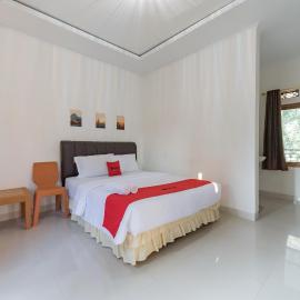 RedDoorz near Ciletuh Sukabumi，位于西洛瓦的酒店