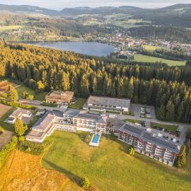 Schwarzwald Wellnesshotel SAIGERHÖH I Spa Golf & Wandern über dem Titisee,位于伦茨基希的酒店