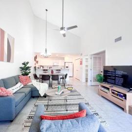 Serene Town home in Chandler with pool，位于钱德勒的酒店