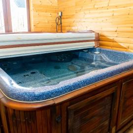 Cosy 3 Bed Cottage-Parking-Garden-Free Hot Tub Weekends-Work or Leisure，位于格洛斯特的酒店