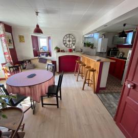 Charmant appartement au cœur des volcans d Auvergne，位于米拉的酒店