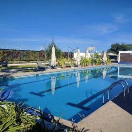 Amplia Casa Moderna c/ Piscina y Lindos Jardines，位于Trojes de Alonso的酒店