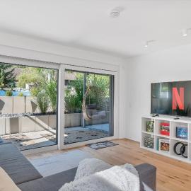 Design Suite mit Terrasse und Parkplatz in Böblingen，位于伯布林根的酒店