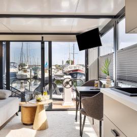 Cosy tiny houseboats near beach and restaurants by Weltevreden Experience，位于泽沃德的酒店
