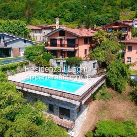 Residenza I Laghi with private Garden panoramic Pool Garage and Air Conditioning