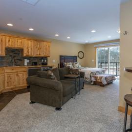 Penthouse Studio w Mtn Sunrise Views & Near Silver Mtn，位于凯洛格的酒店