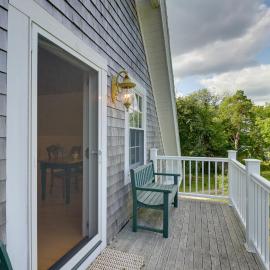 Beachfront Brooklin Studio with Private Balcony!，位于Brooklin的酒店