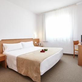 Hotel Montsia，位于阿姆泼斯塔的酒店