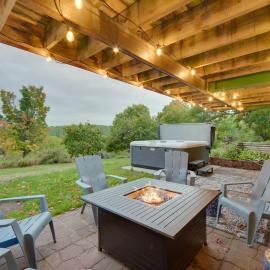 Hermantown Home w/ Decks, Grill & Hot Tub!，位于Hermantown的酒店