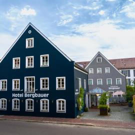 Hotel Bergbauer mit Late-Self-Check-IN,位于多瑙河畔诺伊堡的酒店