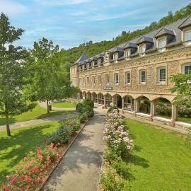 LOGIS HOTEL L'HÔTEL DES BAINS - Salles-la-Source，位于Salles-la-Source的酒店