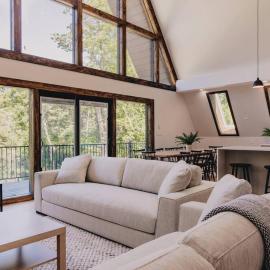 Emberwood Lodge - Luxury Cabin, Kid Friendly，位于卡茨基尔的酒店