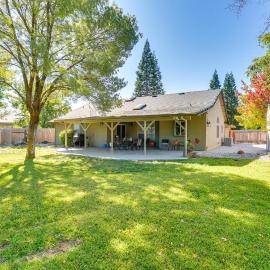 Redding Home w/ Patio Near Fishing!，位于雷丁的酒店