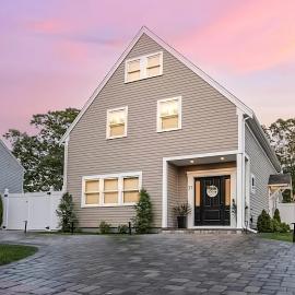 Renovated & Sophisticated Home Near Beach & Shops!，位于巴恩斯特布尔的酒店