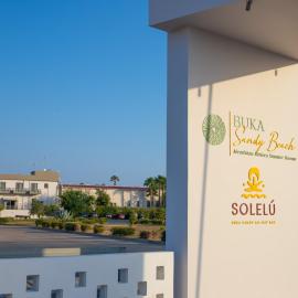 Buka Sandy Beach，位于美西尼的酒店