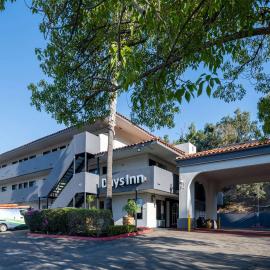 Days Inn by Wyndham Encinitas Moonlight Beach，位于恩西尼塔斯的酒店