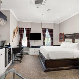 Independence Square 302, Top Floor Stylish Hotel Room with Wet Bar, A/C, in Downtown Aspen,位于阿斯潘的酒店