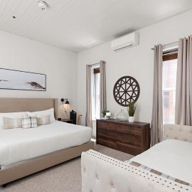 Independence Square 211, Chic Hotel Room with Mountain Views, A/C, & Rooftop Hot Tub，位于阿斯潘的酒店