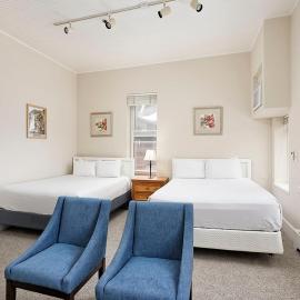 Independence Square 213, Spacious Hotel Room with 2 Queen Beds, Wet Bar, and Sitting Area，位于阿斯潘的酒店