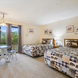 Cedarbrook Hotel Room w/2 doubles 101，位于基灵顿的酒店