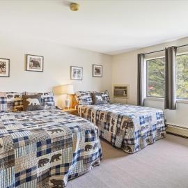 Cedarbrook Two Double bed Standard Hotel room 219，位于基灵顿的酒店