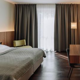 HEINhotel vienna airport，位于施韦夏特的酒店