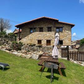 Apartamentos Los Tojos，位于Colsa的酒店