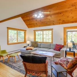 Charming Putney Home: Porch, Grill & Hiking Trails，位于Putney的酒店