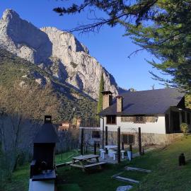 El Chalet de la Poza - Río, barbacoa, Wifi, zona de trabajo, vistas.，位于Lebena的酒店