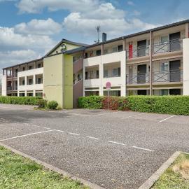B&B HOTEL Clermont-Ferrand Le Brézet Aéroport，位于克莱蒙费朗的酒店